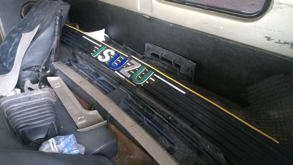 หัวเก๋ง NISSAN UD CWM430..สวยดีอุปกรณ์ครบ เอาไปเก็บงานนิด...สวย..แผงหน้ามีครบ.