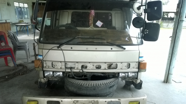 หัวเก๋ง NISSAN UD CWM430..สวยดีอุปกรณ์ครบ เอาไปเก็บงานนิด...สวย..แผงหน้ามีครบ.