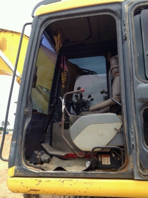 ขาย Komatsu pc 200 รุ่น6 เครื่องดี,ปั้มดี,มีแอร์ ขาย Komatsu pc 200 รุ่น6 เครื่องดี,ปั้มดี,มีแอร์