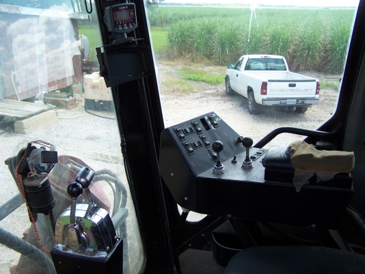 ด่วน!ขายรถตัดอ้อยมือสอง เคส ปี2008 3,900 ชั่วโมง ล้อยาง