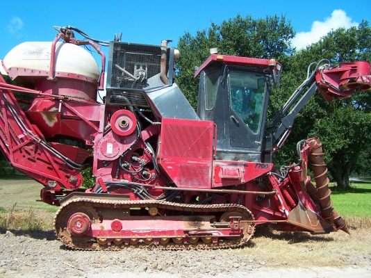 ด่วน!ขายรถตัดอ้อยมือสอง เคส ปี2008 3,900 ชั่วโมง ล้อยาง