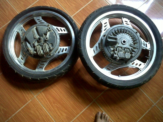 ขายล้อ หน้า-หล้ง cbx 400 พร้อมสเตอร์หลัง ขายล้อ หน้า-หล้ง cbx 400 พร้อมสเตอร์หลัง