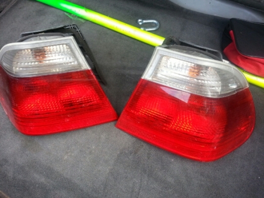 ไฟหลัง BMW E46 318 ขาวแดงราคา 1000บ