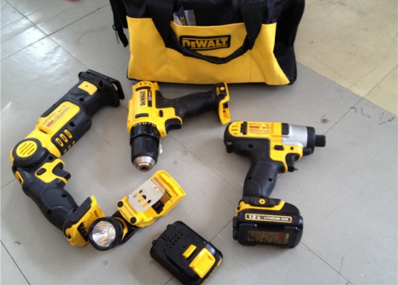 ชุดสว่านไร้สาย,สว่านไขควง,เลื่อยชักและไฟฉาย DeWALT12โวลท์พร้อมแท่นชาร์จแบ็ตลิเทียม2ก้อนและกระเป๋า