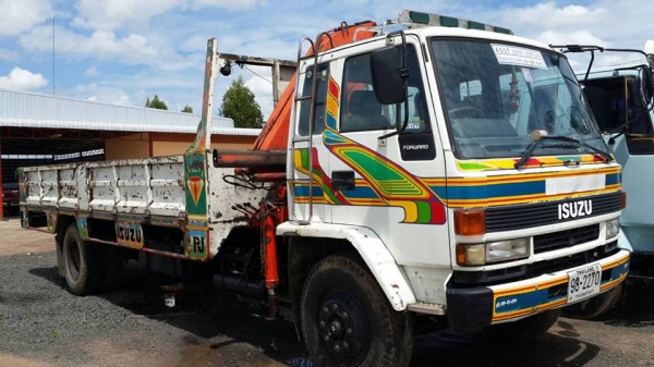 ขาย6ล้อติดเฮี๊ยบ3ตัน อีซูซุ ร็อคกี้ 195 แชชซีสวย เครื่องดี กระบะยาว6.50เมตร สภาพพร้อมใช้งาน