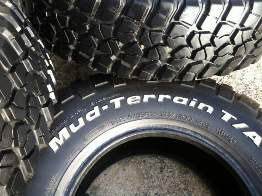 ขายยาง BF Goodrich Mud-terrain KM2  255 85 r16 สวยๆ