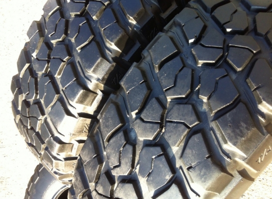 ขายยาง BF Goodrich Mud-terrain KM2  255 85 r16 สวยๆ