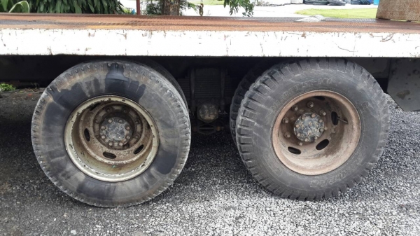 สิบล้อ isuzu เครื่อง 6BT เทอร์โบ พื้นเรียบ มีสโล 4 สปีด ช่วงล่าง มิตชู 2 เพลา