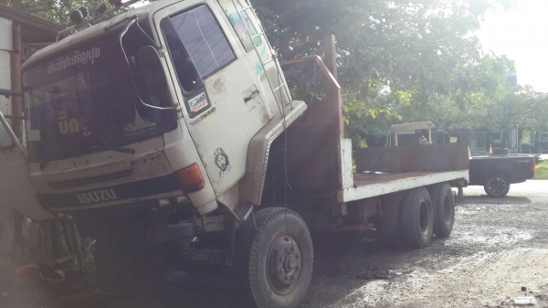 สิบล้อ isuzu เครื่อง 6BT เทอร์โบ พื้นเรียบ มีสโล 4 สปีด ช่วงล่าง มิตชู 2 เพลา