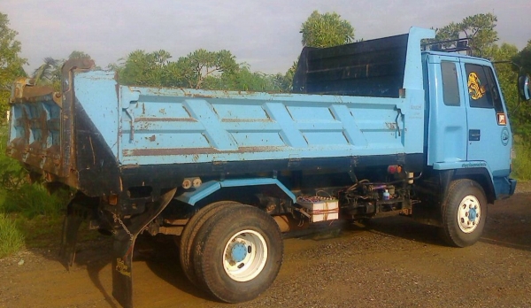 ขายดาวน์ ISUZU ROCKY 195 HP 6HE1 หกล้อดั๊มพ์ กระบะดั๊มพ์เหล็ก 6 ตันสภาพดี ภายในเก๋งคอนโซลสวยครบ พวงมาลัยเพาเวอร์ ระบบเบรคทริ๊ปฟี้ครบ ช่วงล่างคัชซีสวยไม่มีแตกไม่มีบวม ยาง 8.25 ขอบ 16 สภาพดีประมาณ 70\% พร้อมบรรทุกได้เลย เอกสารทะเบียนครบพร้อมโอน ราคาต่อรองดาว