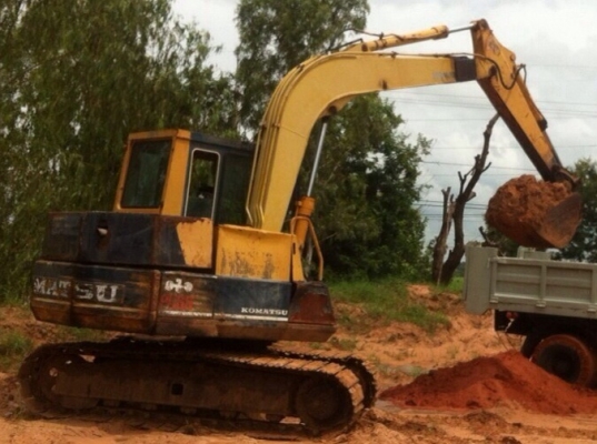 KOMATSU PC 60-5 สวยจัดสวยเต็มดีทั้งคัน สภาพเหมือนเก่านอกเลยครับ เอกสารเล่มทะเบียน เครื่องเดิมปั๊มเดิมๆทำงานคล่องเร็วดีมาก ภายในเก๋งสะอาดดี ช่วงล่างเต็มดีประมาณ 70\% แทบไม่ต้องแก้ไขอะไรแล้วพร้อมใช้งานได้เลยครับ ราคาต่อรองได้นะครับ