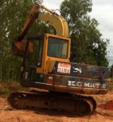 KOMATSU PC 60-5 สวยจัดสวยเต็มดีทั้งคัน สภาพเหมือนเก่านอกเลยครับ เอกสารเล่มทะเบียน เครื่องเดิมปั๊มเดิมๆทำงานคล่องเร็วดีมาก ภายในเก๋งสะอาดดี ช่วงล่างเต็มดีประมาณ 70\% แทบไม่ต้องแก้ไขอะไรแล้วพร้อมใช้งานได้เลยครับ ราคาต่อรองได้นะครับ