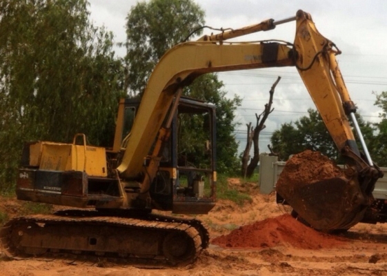 KOMATSU PC 60-5 สวยจัดสวยเต็มดีทั้งคัน สภาพเหมือนเก่านอกเลยครับ เอกสารเล่มทะเบียน เครื่องเดิมปั๊มเดิมๆทำงานคล่องเร็วดีมาก ภายในเก๋งสะอาดดี ช่วงล่างเต็มดีประมาณ 70\% แทบไม่ต้องแก้ไขอะไรแล้วพร้อมใช้งานได้เลยครับ ราคาต่อรองได้นะครับ