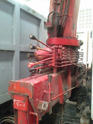 รถอีซูซุ 10 ล้อ ติดเครน 3 ตัน. 195 แรงม้า ปี 40. สนใจติดต่อ 081 - 6079515