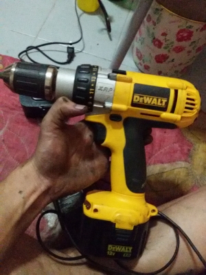 ขายสว่านไร้สาย Dewalt XRP 12v สำหรับงานหนัก พร้อมแบต ที่ชาร์จ(ดัดแปลงเอง) พร้อมกล่องใส่+ไฟฉาย 3200 บ.