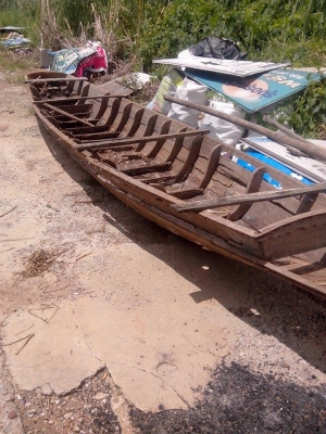 ขายเรือไม้สัก ยาว3วา2ศอกตามรูป ต้องเอาไปซ่อมขายตามสภาพ  2000