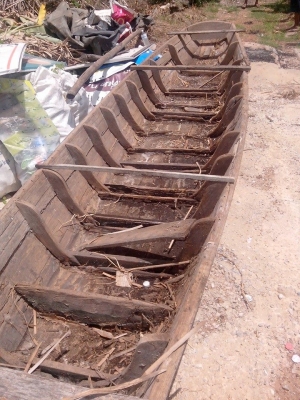 ขายเรือไม้สัก ยาว3วา2ศอกตามรูป ต้องเอาไปซ่อมขายตามสภาพ  2000