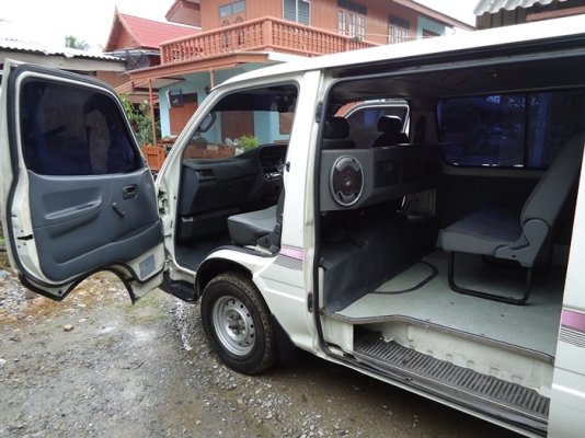 รถตู้  Toyota  hiace  เครื่องดี  เดิม โรงงาน ขับดี ประหยัด  สี บางๆ  ทั้งคัน หน้า เดิม หลังเดิม  แก็ส  LPG ลงเล่มแล้ว