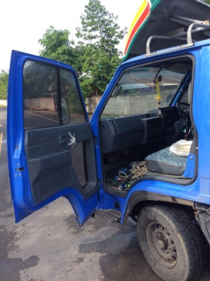 ขาย6ล้อNKR จดทะเบียนปี48 แหนบหน้า-หลัง เครื่อง110แรง พวงมาลัยพาว์เวอร์ กะบะยาว 3ม. พื้นปูเหรด แอร์เย็น เครื่องดี ยางดี ครัทสีสวย ขับดีมากๆ ขาย 270,000บาท