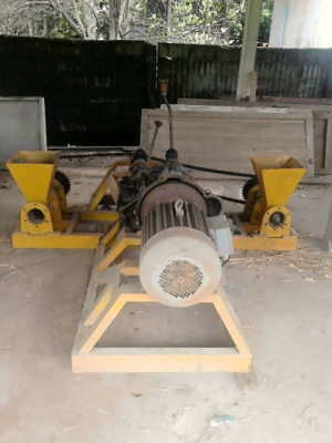 ประมูลเครื่องอัดถ่าน 2หัว 8เกียร์ วันละ 2ตัน