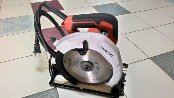 ขายเลื่อยวงเดือนไฟฟ้าขนาดใส่ใบ7นิ้วสภาพเกือบใหม่อุปกรณ์บังใบครบๆยี่ห้อMaktec by Makitaพร้อมใช้งานได้เลยครับ