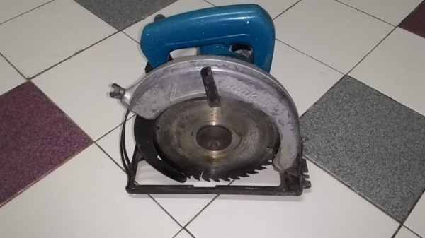 ขายเลื่อยวงเดือนไฟฟ้าขนาดใส่ใบ7นิ้วยี่ห้อ Makitaรุ่น5806B(1,050W)