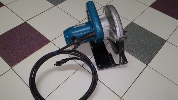 ขายเลื่อยวงเดือนไฟฟ้าขนาดใส่ใบ7นิ้วยี่ห้อ Makitaรุ่น5806B(1,050W)