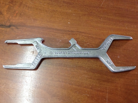 ขายประแจ Vintage หายาก 4 in 1 ใช้สำหรับถอดกรอง