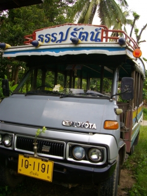 ขายรถโตโยต้าไดน่าสี่ล้อกลางรถโดยสารโบราณ(รถคอกหมู)