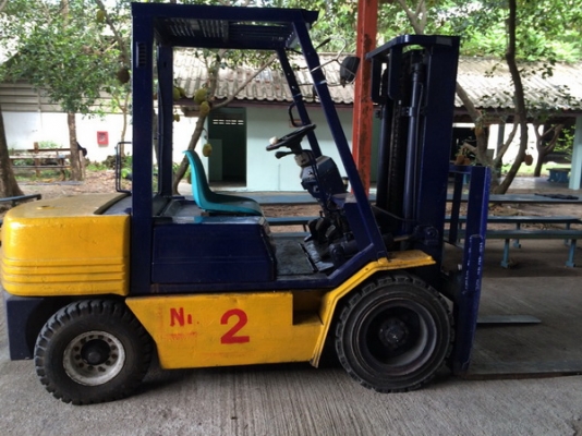 รถยกโคมัสสึรุ่น 11 น้ำหนักยก 3 ตัน เสาสูง 3 เมตร เครื่องดีเซล เกียร์ออโต้ แผงงาสไลด์