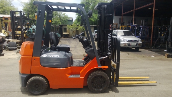 รถยกโตโยต้ารุ่น 7 น้ำหนักยก 2.5 ตัน เสาสูง 4.75 เมตร เครื่องเบนซินติดแก๊สจากนอก แผงงาสไลด์