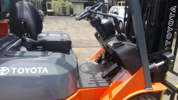 รถยกโตโยต้ารุ่น 7 น้ำหนักยก 2.5 ตัน เสาสูง 4.75 เมตร เครื่องเบนซินติดแก๊สจากนอก แผงงาสไลด์ รถยกโตโยต้ารุ่น 7 น้ำหนักยก 2.5 ตัน เสาสูง 4.75 เมตร เครื่องเบนซินติดแก๊สจากนอก แผงงาสไลด์