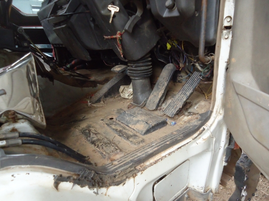 ขายด่วนรถสิบล้อFN515เครือง6D17เกียร์10สปีท2เพลาหลงโบว์