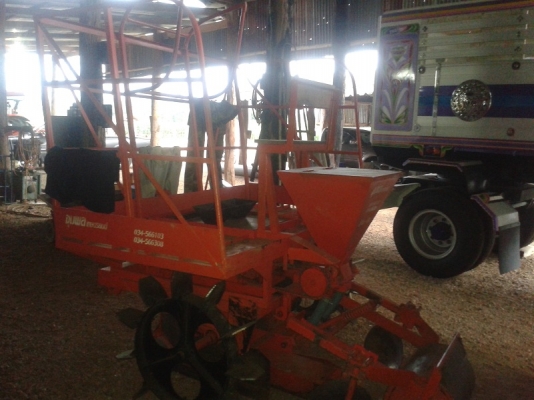 ขายแล้วเครื่องปลูกอ้อยร่องคู่ จุมพลเกษตรยนต์ รุ่น SHz-40 สภาพใหม่มากใช้ปลูกแค่50ไร่ ราคา55,000บาท.