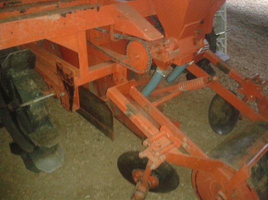 ขายแล้วเครื่องปลูกอ้อยร่องคู่ จุมพลเกษตรยนต์ รุ่น SHz-40 สภาพใหม่มากใช้ปลูกแค่50ไร่ ราคา55,000บาท.