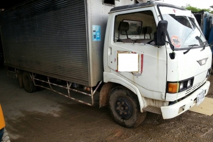 ขาย KM779 117 แรง ปี41 ตู้แห้ง 3 บาน 5.5 m พร้อมใช้ โทร 088-4501277