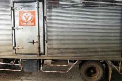 ขาย KM779 117 แรง ปี41 ตู้แห้ง 3 บาน 5.5 m พร้อมใช้ โทร 088-4501277