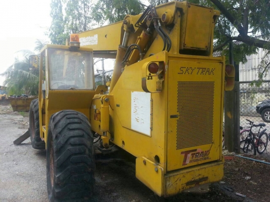 รถยกาskytrex ขับ4x4 ยก5ตันสูง 5 m. พร้อมใช้งานเอกสารเล่มทะเบียนครบ