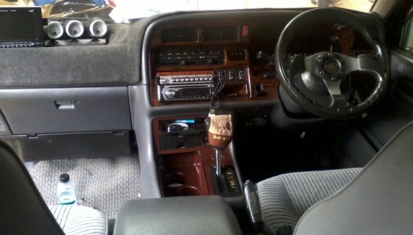 ขายรถตู้หัวจรวดหลังคาสูงแต่งสวย