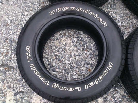 ขายยางBFGoodrich Long trail 265/60R18 MADE IN U.S.A ยางปี11 ดอกยางนิ่มลึกเท่ากัน(สภาพ90\%)สวยๆ จำนวน 1 ชุด