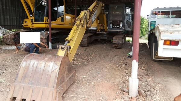 ***ขายแล้วครับขอบคุณ Truck2hand ขายแบคโฮ ยอดนิยม KOBELCO MARK3 SK120 LP-07115 ไฟฟ้าตัด เหลือมอร์เตอร์คันเร่ง เครื่องเดิมปั้มเดิม เครื่องISUZU 4BG1-125HP เครื่องดีนิ่มดี แรงดี ปั้มดี แรง ทำงานดีไม่โหลด บูมอาร์มใช้ได้ มีรอย1แผล(ตามรูป) บุ้งกี๋ดี สลัก/บูทแน่