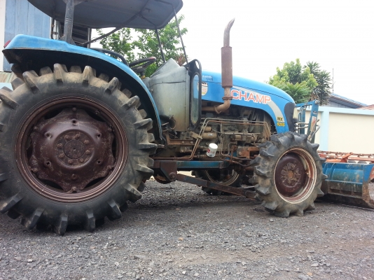 แทรกเตอร์แชมป์ MX 6255 4 WD 2 เพลาพร้อมใบมีดดันหน้า  สภาพดี เดิมๆ ตัวเปล่า..