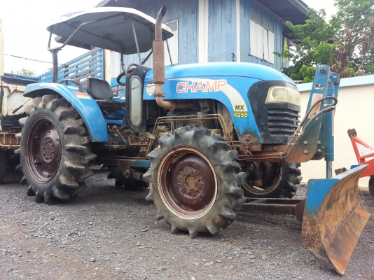 แทรกเตอร์แชมป์ MX 6255 4 WD 2 เพลาพร้อมใบมีดดันหน้า  สภาพดี เดิมๆ ตัวเปล่า..