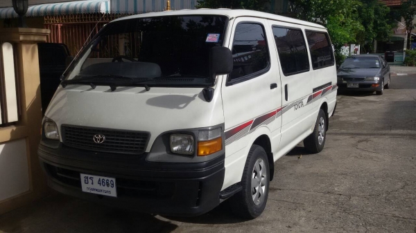 ขายรถตู้ โตโยต้า Hiace เครื่อง 3.0 ดีเซล ปี 2002 แอร์ราว เบาะเอนนอน 3 แถว สภาพดีพร้อมใช้