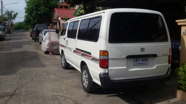 ขายรถตู้ โตโยต้า Hiace เครื่อง 3.0 ดีเซล ปี 2002 แอร์ราว เบาะเอนนอน 3 แถว สภาพดีพร้อมใช้