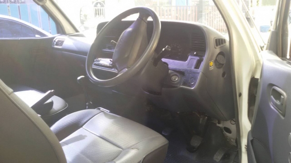 ขายรถตู้ โตโยต้า Hiace เครื่อง 3.0 ดีเซล ปี 2002 แอร์ราว เบาะเอนนอน 3 แถว สภาพดีพร้อมใช้