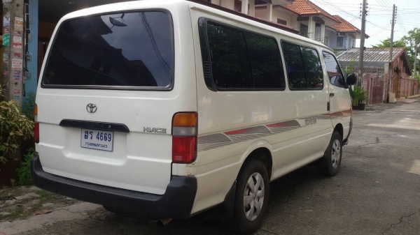 ขายรถตู้ โตโยต้า Hiace เครื่อง 3.0 ดีเซล ปี 2002 แอร์ราว เบาะเอนนอน 3 แถว สภาพดีพร้อมใช้