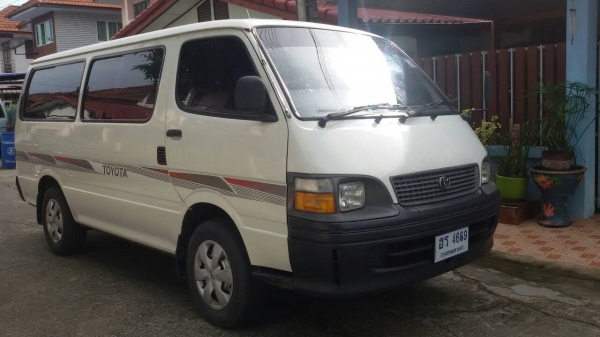 ขายรถตู้ โตโยต้า Hiace เครื่อง 3.0 ดีเซล ปี 2002 แอร์ราว เบาะเอนนอน 3 แถว สภาพดีพร้อมใช้