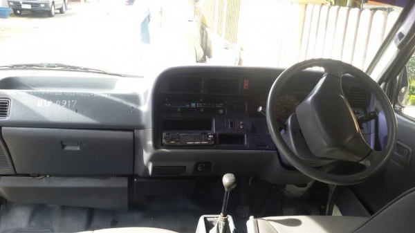 ขายรถตู้ โตโยต้า Hiace เครื่อง 3.0 ดีเซล ปี 2002 แอร์ราว เบาะเอนนอน 3 แถว สภาพดีพร้อมใช้