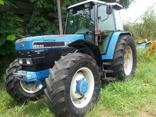 ขายรถไถ Ford 8240 ขายรถไถ Ford 8240